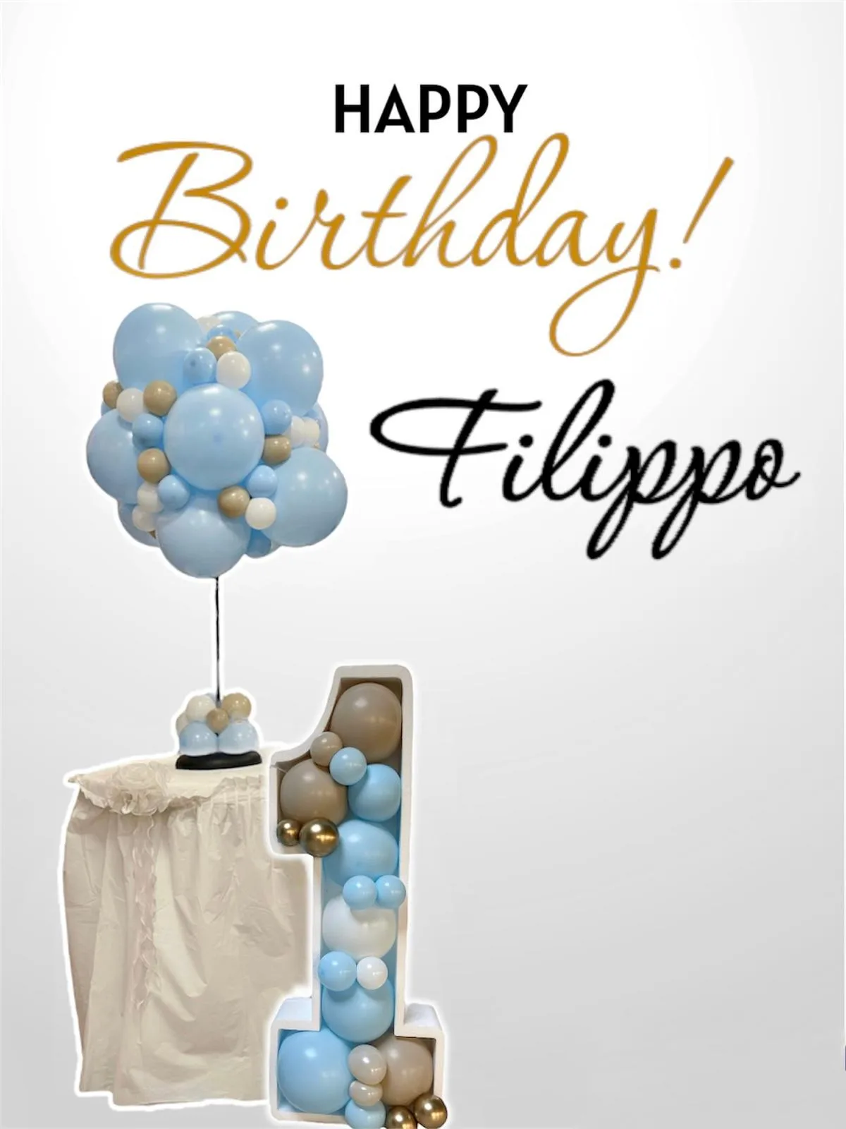 Numero 1 luminoso riempito di palloncini azzurri, beige e oro con bouquet a elio abbinato, preparato per il primo compleanno di Filippo