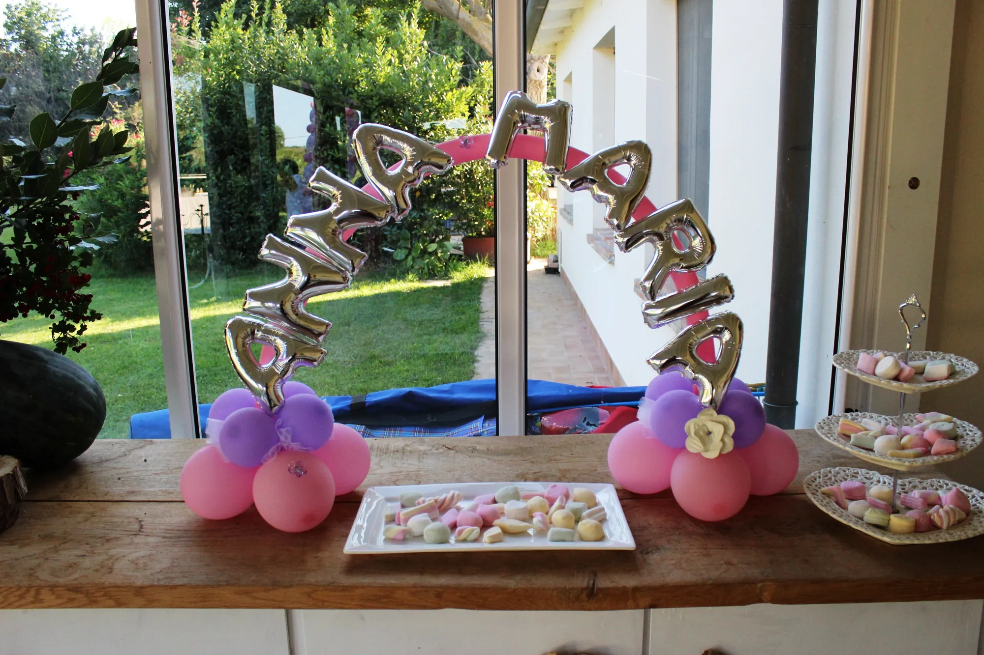 Archetto da tavolo con il nome Anna Maria composto con le lettere in mylar argento e basi di palloncini rosa e lilla