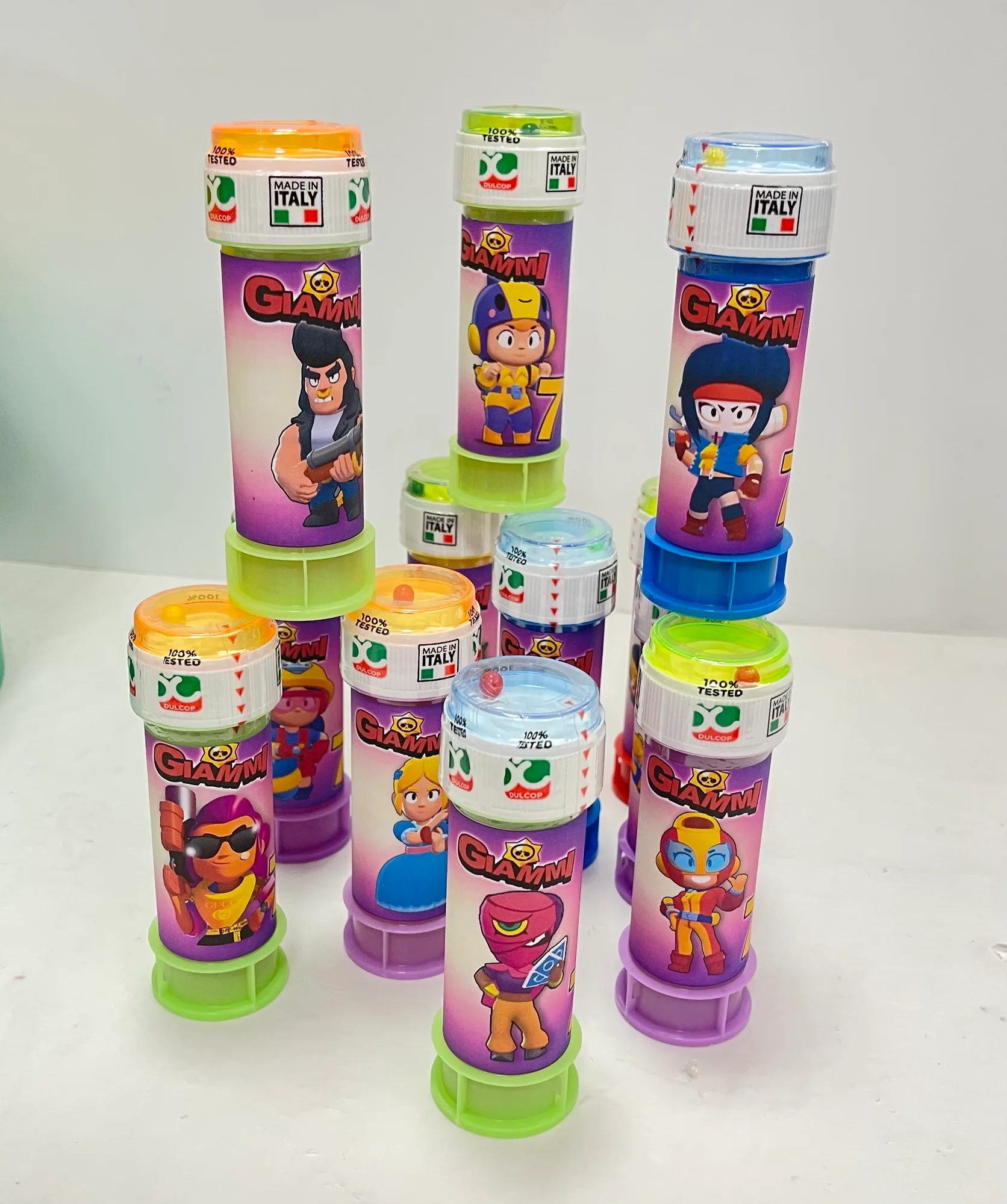 Flaconcini di bolle di sapone con etichette viola con personaggi di un videogioco, il nome Giammi e il numero 7