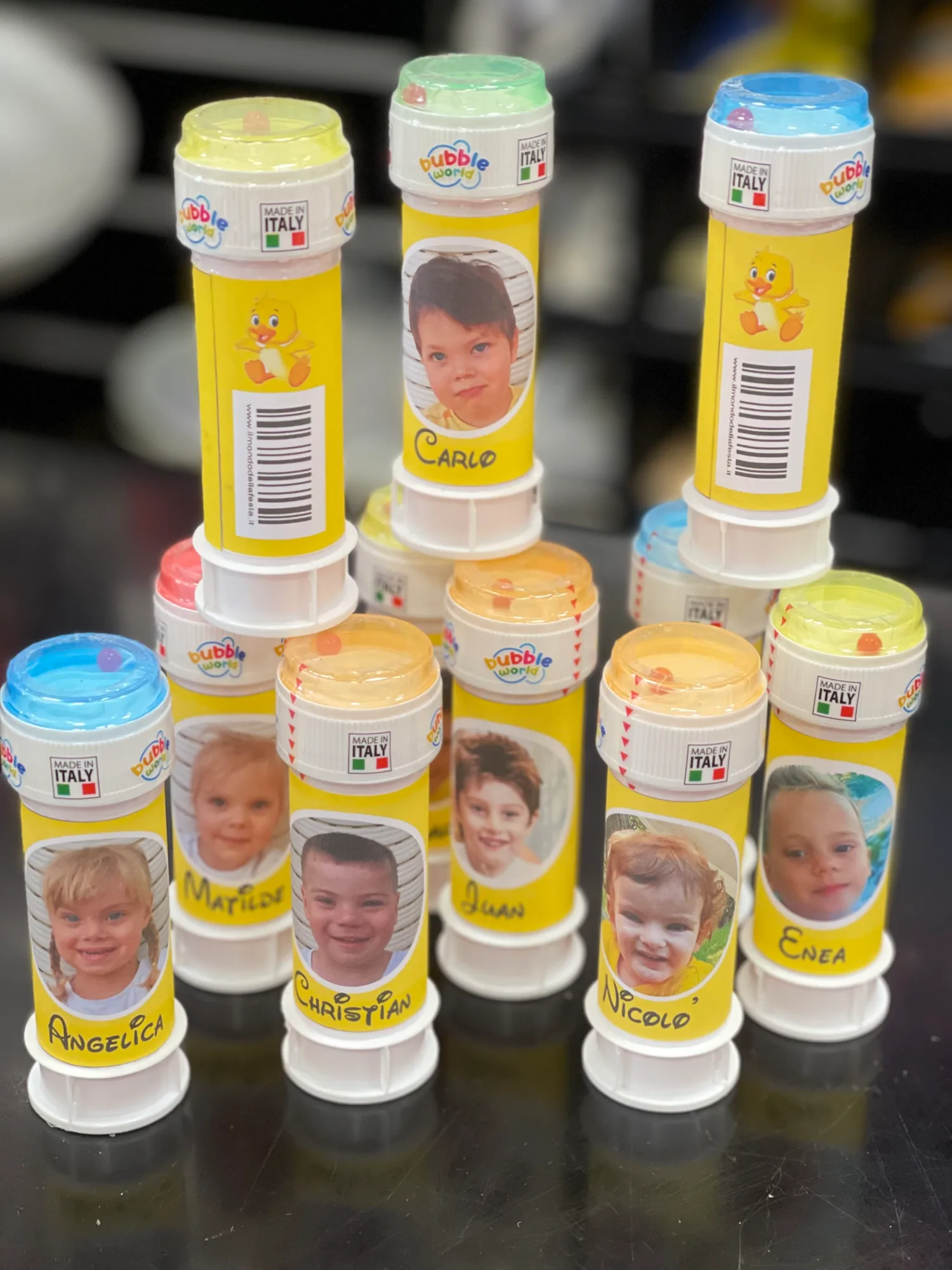 Flaconcini di bolle di sapone con etichette gialle personalizzate con la foto e il nome di ogni bambino
