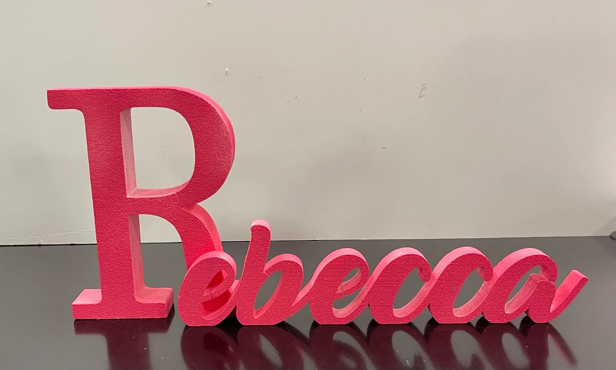 Nome Rebecca in polistirolo fucsia, con la R maiuscola grande e il resto del nome in corsivo