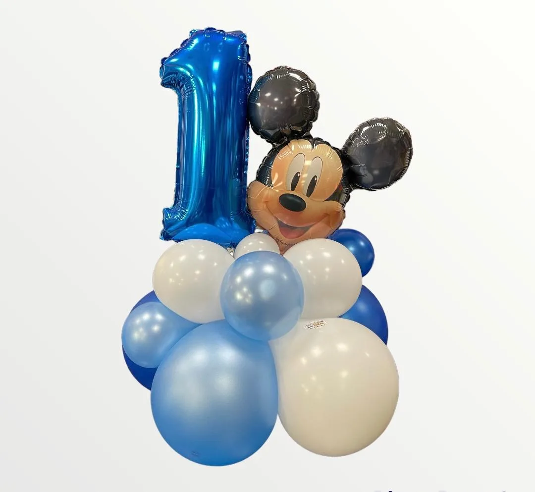 Composizione da tavolo per il primo compleanno: numero 1 blu in mylar e palloncino di Topolino su una base di palloncini azzurri, blu e bianchi