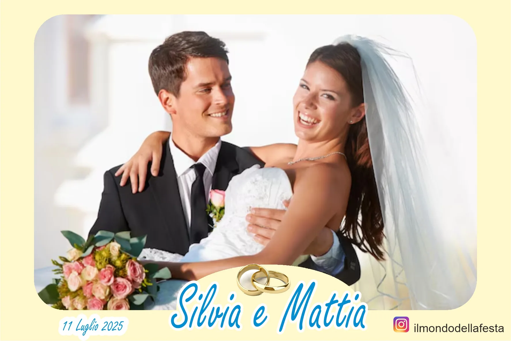 Esempio di cornice per un matrimonio: foto degli sposi con i nomi Silvia e Mattia, la data 11 luglio 2025, le fedi dorate e il profilo Instagram ilmondodellafesta