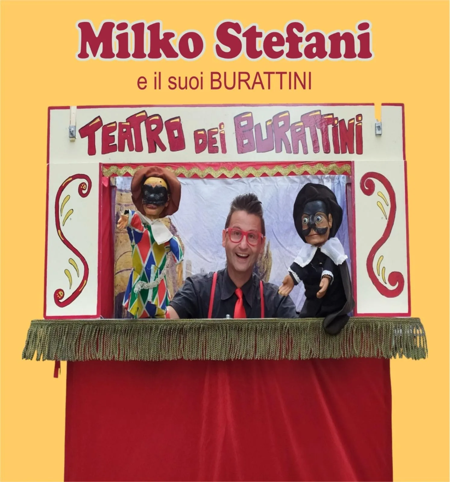 Il burattinaio dietro la baracca bianca e rossa del Teatro dei Burattini, con Arlecchino e un altro burattino in mano