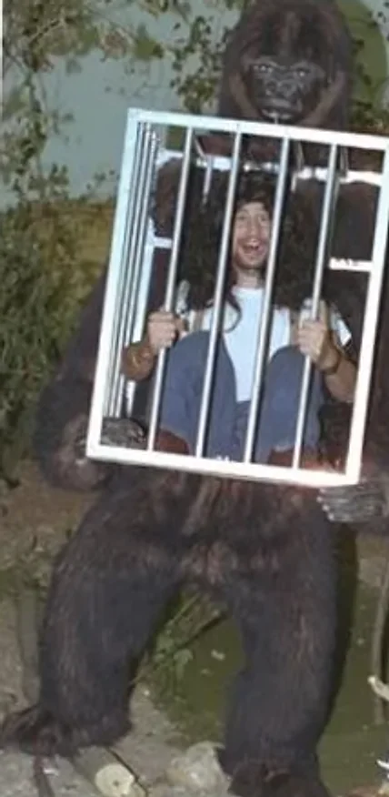 Il personaggio del gorilla Igor…illa che regge una gabbia con dentro una persona che ride